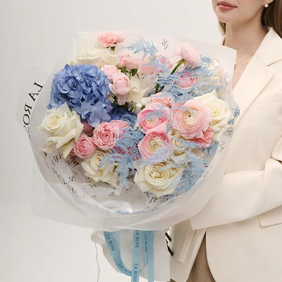 Зимний букет с ранункулюсами и гортензией